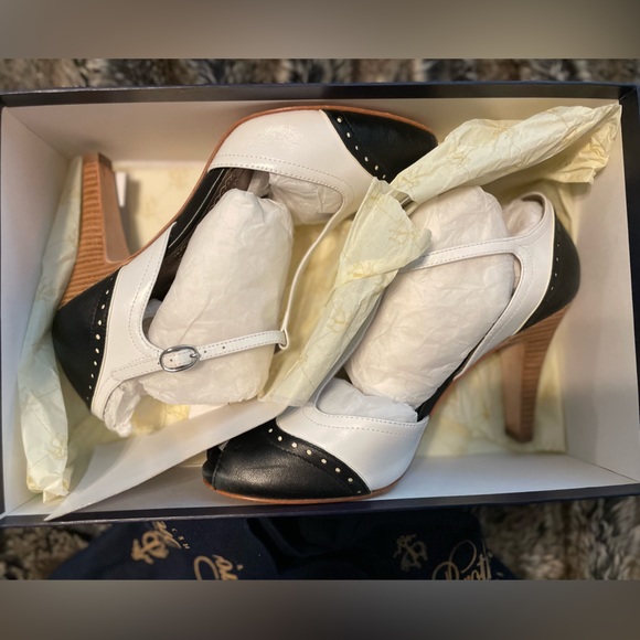 Brooks Brothers Spectator Peep Toe Sandals - Size 7 - Black/White Pre-owned - Picture 9 of 9